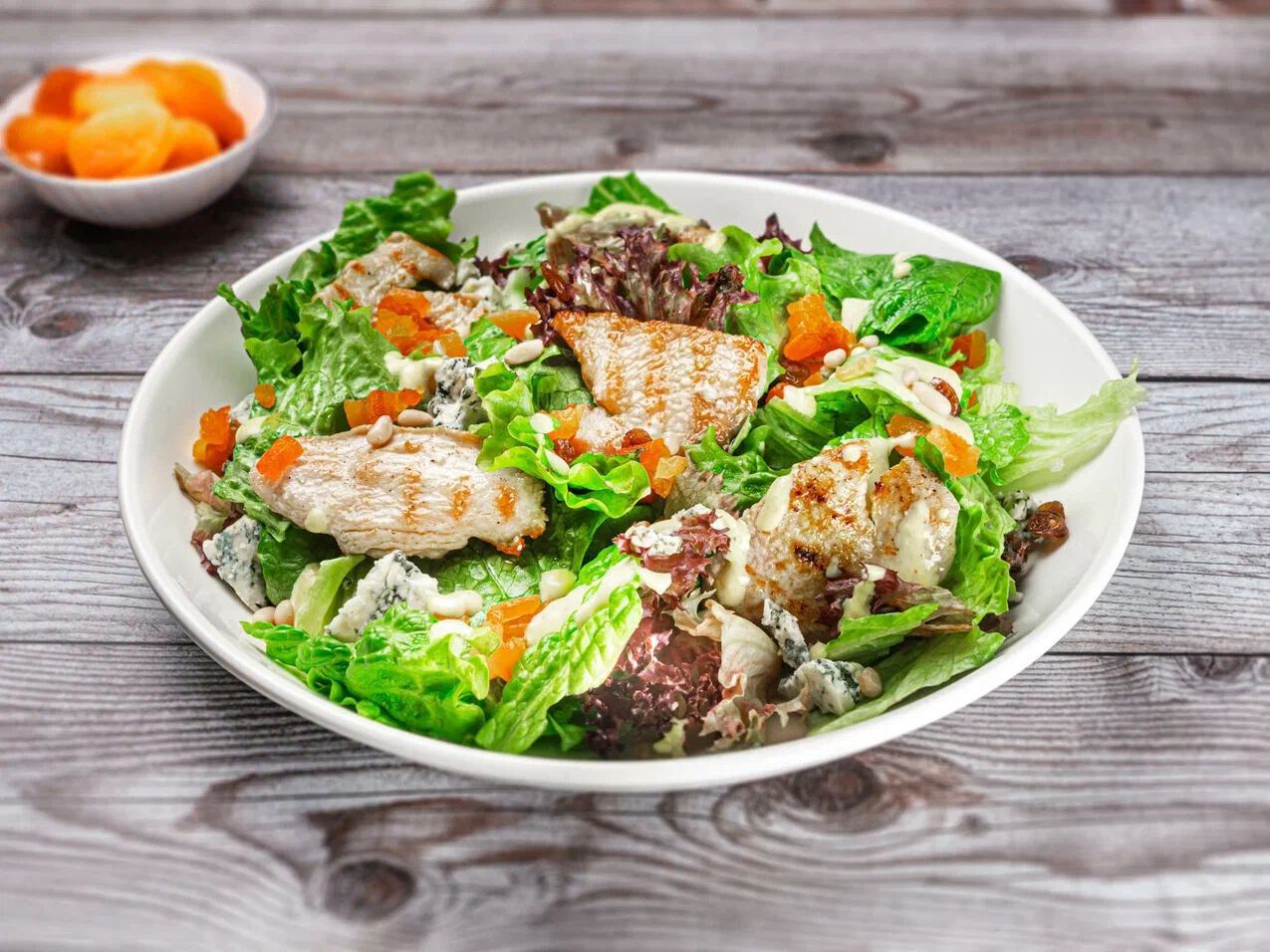 Салат из индейки с авокадо и тыквой